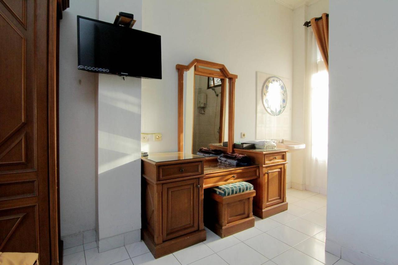 Hotel Fevytra Syariah Джокьякарта Экстерьер фото